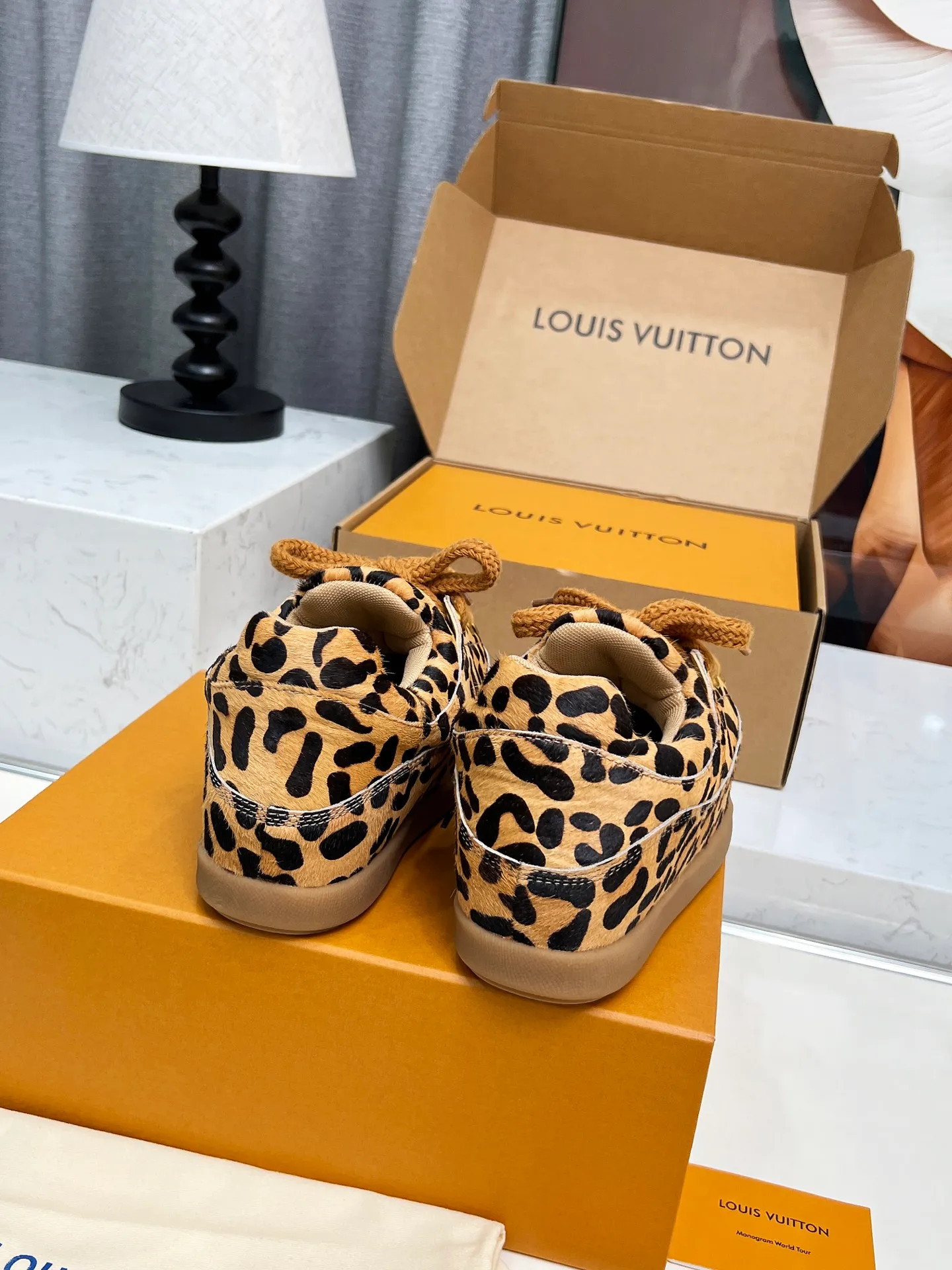[L Family] P: 740💰 Couple model, size: women 35-41 (customized at 41 for women), 39-46 for men (customized at 45.46) The 2025 iteration of this Time Out sneaker, couple model, LV co-branded nigo, donkey brand, Louis Vuitton, ugly, cute😍Many Internet celebrities have shown off their feet, a classic and versatile item. Fabric: Imported high mercerized cow suede. Lining: high-grade elastic mesh, outsole: original molded outsole, palm print rubber outsole with hidden L letter and Monongram flower.